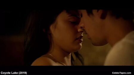 scene sexy in topless dell'attrice Camila Mendes