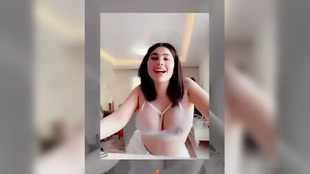 Angie Khoury, tette grandi, nuda