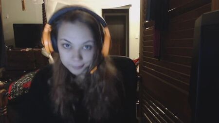Una ragazza in webcam mostra il proprio corpo