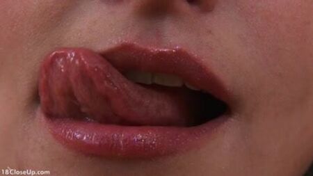 La prima volta che un adolescente si spoglia per un sito porno