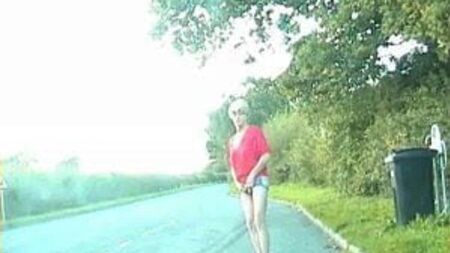 Zoe, una troia transessuale esibizionista in hot pants senza fondoschiena per le strade