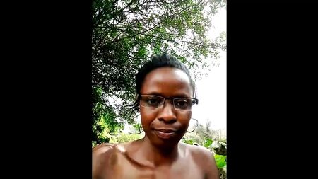 una ragazzina di colore che si masturba in giardino