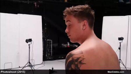 Servizio fotografico con Sam Callahan, celebrità maschile di grande successo, completamente nudo