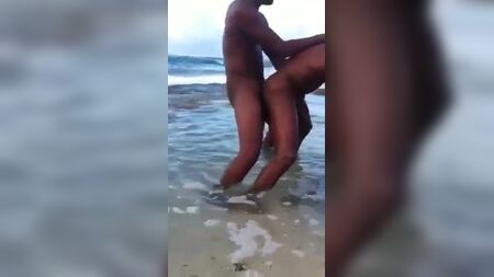Due uomini di colore che fanno sesso in mare