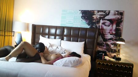 La sensuale e formosa filippina Jasmine Teaa fa un pompino al principe Jean