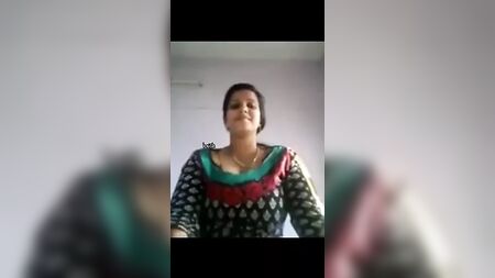 Ragazza tamil con il seno prosperoso