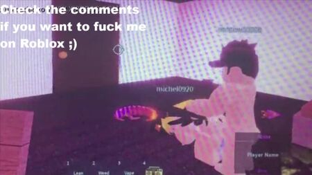 Una ragazza magra e arrapata si scopa una ragazza innocente in un appartamento di Roblox