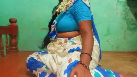 La zia tamil Priyanka mostra la sua figa in una casa di paese