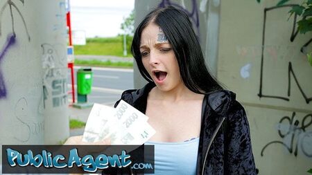 L'attore porno Sweet Teen realizza i suoi sogni
