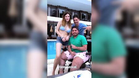 Il selfie di Bella Thorne con una profonda scollatura, con un capezzolo che fa capolino