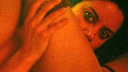 Scena lesbica con Aubrey Plaza e Vanessa Dubasso - ScandalPlanet