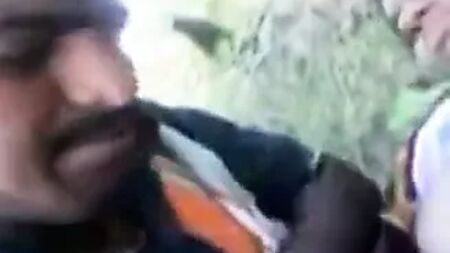 Una ragazza intelligente del sud dell'India cerca di divertirsi con il suo ragazzo