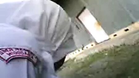 Indonesia - donna con il velo che fa sesso dietro un edificio