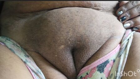 Ieri sera ho spogliato Payal Bhabi, le ho infilato un dito nella figa e ho fatto sesso con lei di nascosto
