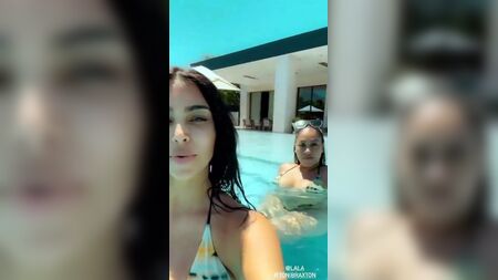 Kim Kardashian e La La Anthony in bikini in piscina