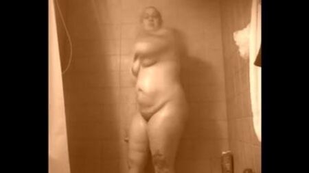Duccia amatoriale con donne formose
