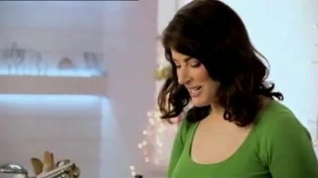 Nigella Lawson - Tette con top verde