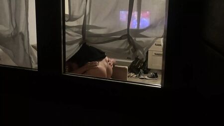 Un voyeur ha sorpreso una coppia mentre faceva sesso guardando dalla finestra – il vicino ficcanaso