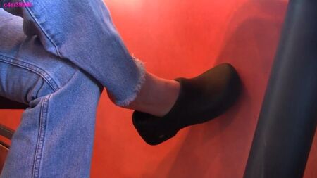 Gioco con le scarpe a piedi nudi di una dipendente di un ristorante