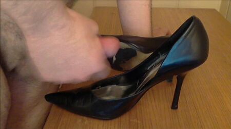 Una bella sborrata nelle scarpe con tacco a spillo di Guess Carrie