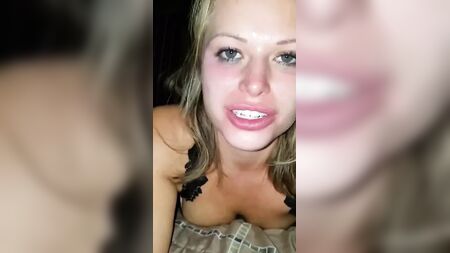 Una troia dilettante succhia lo sperma dalla figa della sua amica