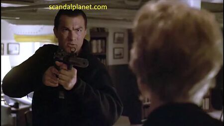 La scena di nudo di Erika Eleniak in "Under Siege" su ScandalPlanet.Com