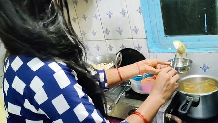 Una bhabhi indiana che cucina in cucina e scopa con il cognato