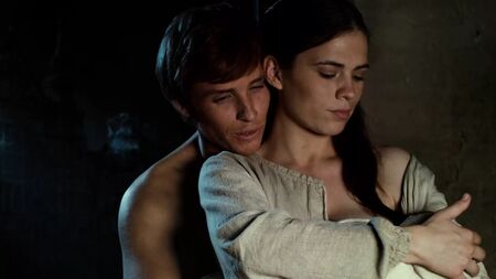 La scena di sesso con Hayley Atwell nuda in "I pilastri della Terra"