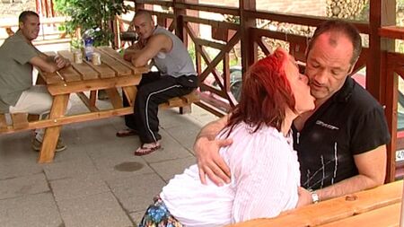 Una nonna grassa e tettona ama avere spettatori mentre fa sesso