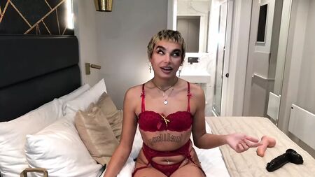 Angel Jules X - Un femboy ceco si prende un cazzo di 33 cm e una sborrata
