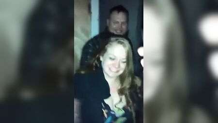 la moglie di un amico che mostra le tette davanti a tutti i suoi amici