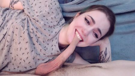 Giocare con il prepuzio di un pene flaccido
