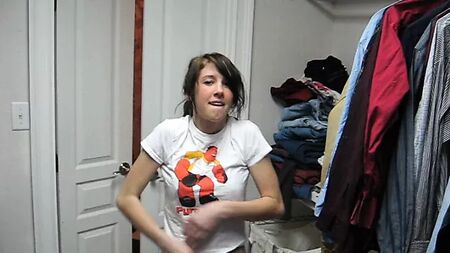 Ragazza carina che si spoglia (con audio originale) 2 di 2
