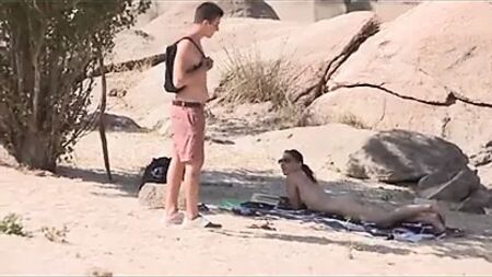 Uno sconosciuto si innamora del grosso cazzo di Jotade sulla spiaggia per nudisti