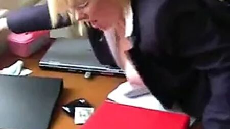 Donna X, la segretaria, si è fatta scopare