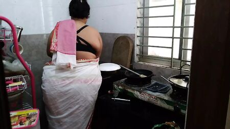 (Tamil Maa Ki Jabardast Chudai Beta) La sexy matrigna indiana si fa scopare in cucina - Audio in hindi