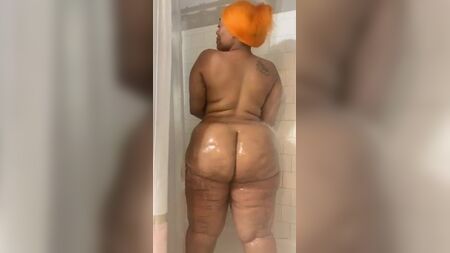 Solo mstell93, alias synsationn, sotto la doccia con il suo bel sedere