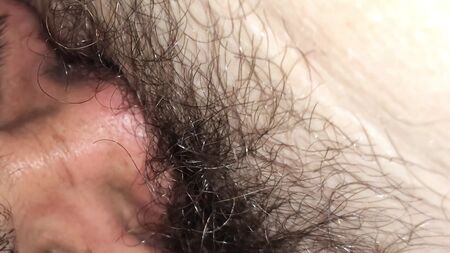 Leccare la figa pelosa di mia moglie