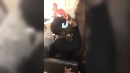 Una matrigna di colore più anziana fa un pompino a uno spogliarellista durante una festa