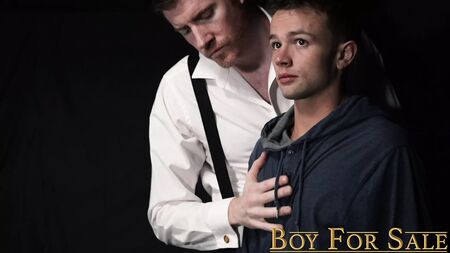 Un ragazzo effeminato messo alla prova da un papà BDSM e dal suo dildo