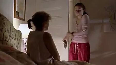 madre sorpresa a masturbarsi da una ragazza che NON è sua figlia - nicolo33