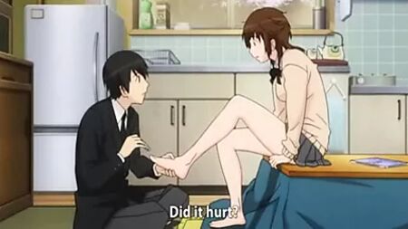 Scena di feticismo dei piedi in un anime, taglio delle unghie