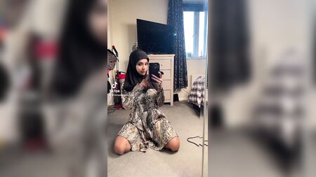 TikTok con Yasmina Khan nuda e provocante con un dildo