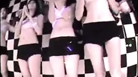 Ragazze che giocano a ping pong a Pattaya