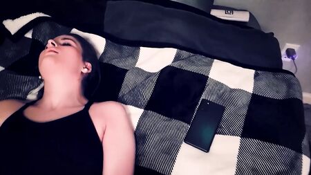 La figlia del mio amico mi lascia guardarla mentre si masturba fino a quando non raggiunge l'orgasmo