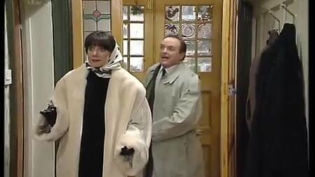 Belinda Lang e Lynda Bellingham mostrano le gambe