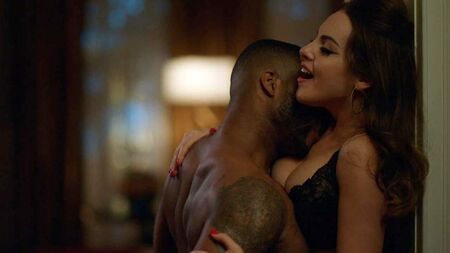 La scollatura di Elizabeth Gillies in una scena su ScandalPlanet.Com