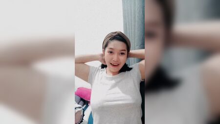 Mery Safitri in diretta su Instagram con il seno in evidenza senza reggiseno