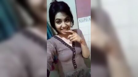 Spettacolo di una ragazza tamil nuda