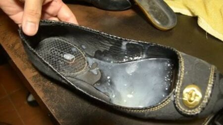 Enorme sborrata sulle scarpe basse Coach